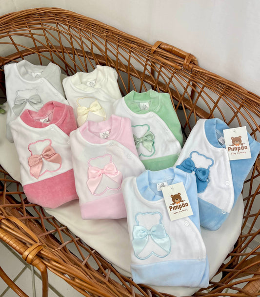 Pimpão Baby Clothing Babygrow de veludo - urso com laçinhos